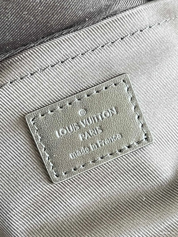 WIS VUITTON S LOUIS MESSENGER LOCK 1226